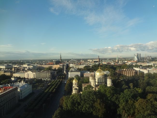 部屋の窓から。<br /><br />あぁ、この青空が一日続きますように！