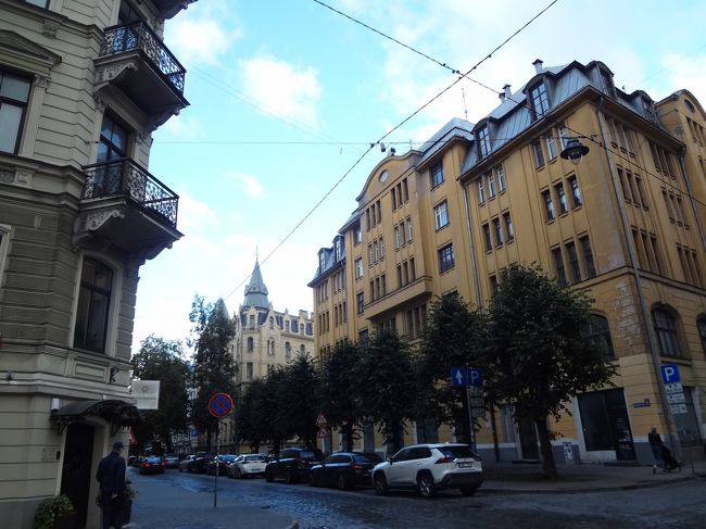 ツアーの観光は新市街のユーゲントシュティール建築群から。