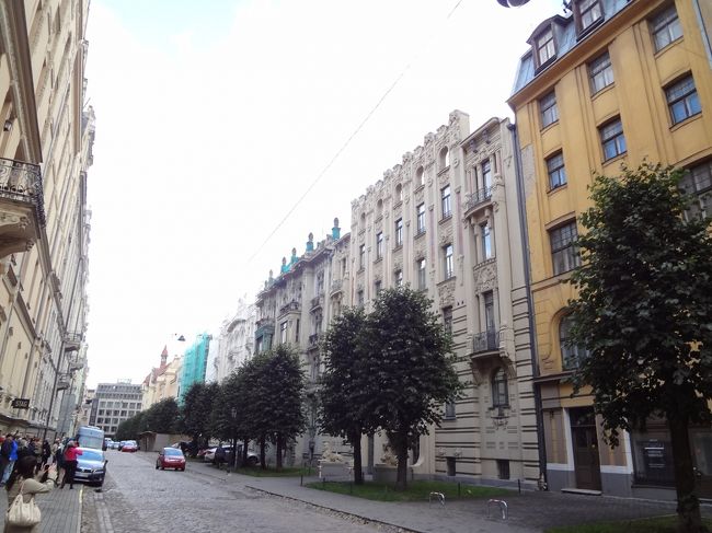 決して通りが広いわけではないんですが、いくつも観光グループがガイドさんについて歩いていました。<br />車道ですので、写真撮影に夢中になっていると、時々危ない思いをすることも。