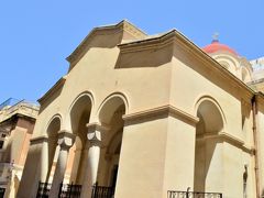 ダマスカス聖母教会Our Lady Of Damascus church。ギリシャ正教会の教会だ。1587年に作られた歴史ある教会だが、1942年にドイツ軍の空爆によりより破壊されてしまい、戦後現在の姿に再建された。赤いドームが典型的なビザンチン様式なのですぐにわかる。