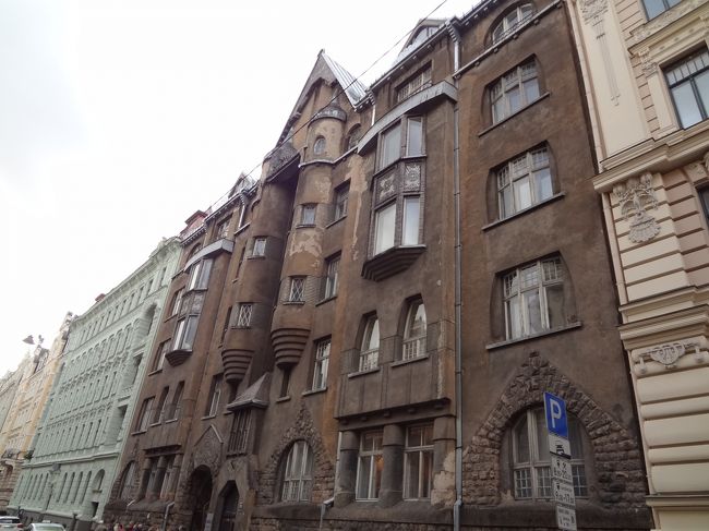 旧市街の城壁を模した外観。<br />これもユーゲントシュティールのうちなんですって。