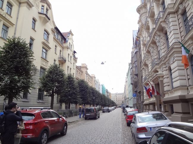 今来た通りを振り返って。<br /><br />今も昔も、ここに住むのはそれなりに資金と地位がある人々。<br />まぁ、有体に言えば高級住宅街というわけです。