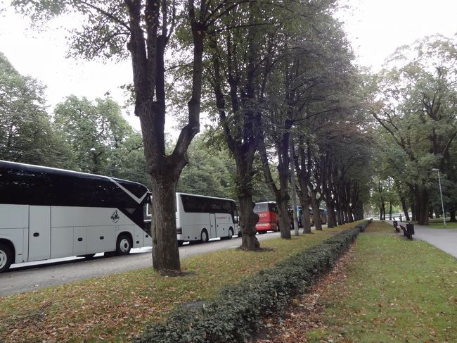 バスで旧市街の入り口に回ります。