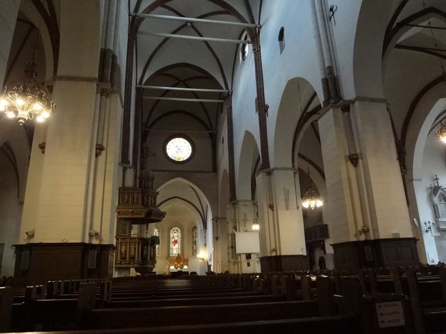 「大聖堂」と言われるだけあって、中はとても広いです。<br /><br />過去の洪水のせいで、聖堂の床は地面より低くなっています。<br />だいぶ川まで距離があったように見えたけれど、水の力は強大です。