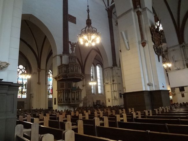 座席がぎっしり並べられています。