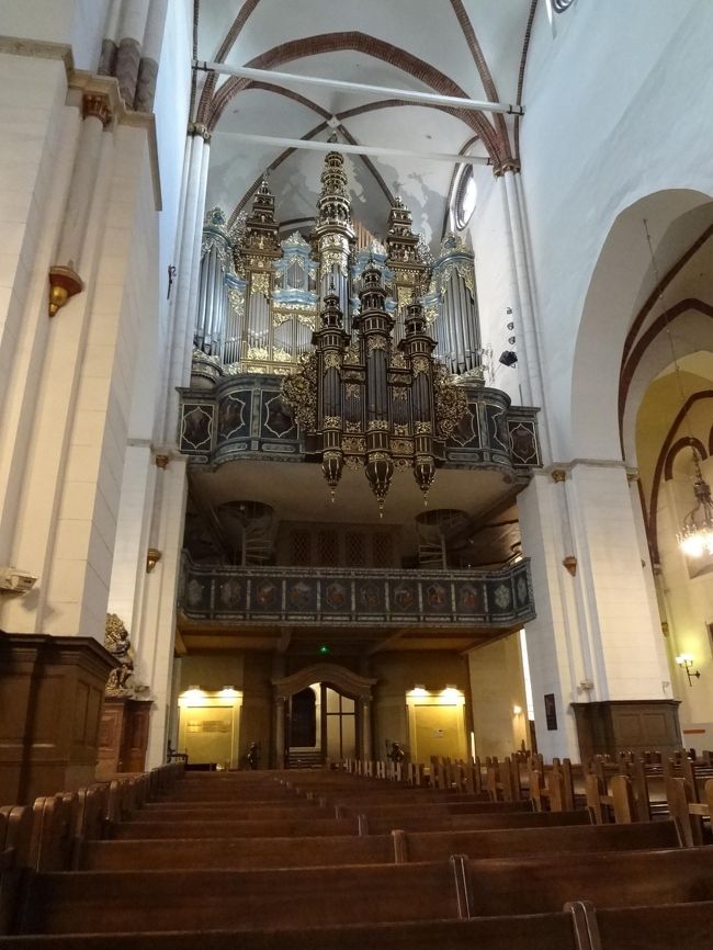 立派なパイプオルガン。