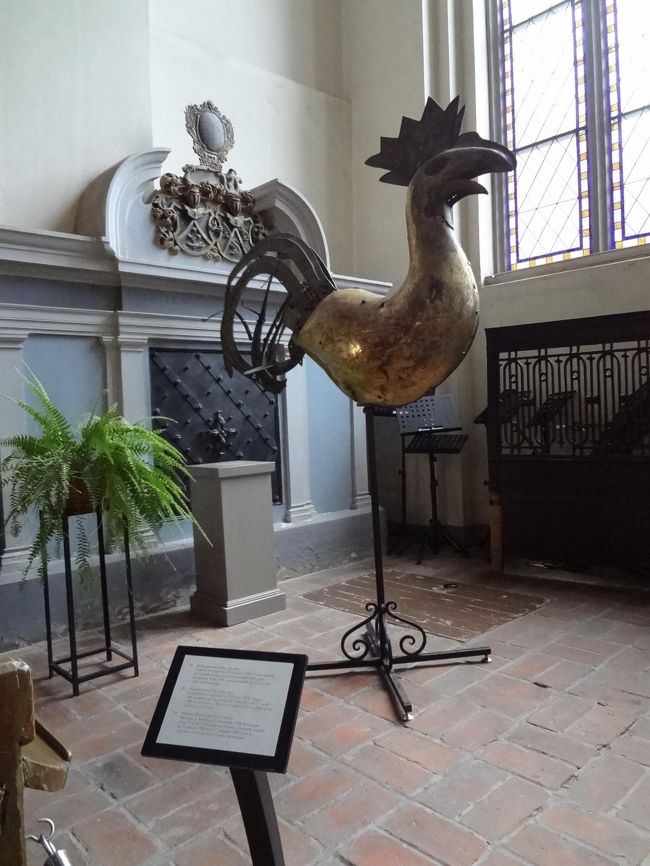 昔尖塔に付いていたという風見鶏。<br />どうやら今取り付けられている風見鶏はレプリカ扱いらしい。