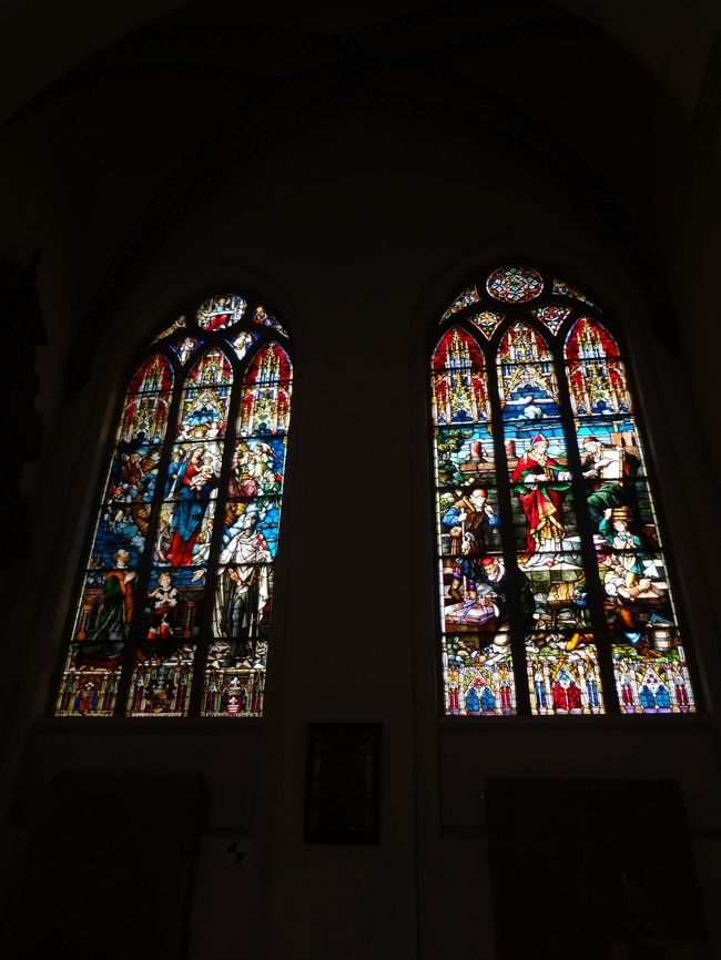 でも、ほとんどの写真はこうして窓だけ浮き上がってしまいます。<br />カメラ、使いこなせてないなぁ……。