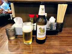 先ずはシンハービールで喉を潤します。