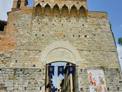 サンジョヴァンニ門
Porta San Giobvanni
1262年に建てられた門です。

晴れ間が覗いてきました。写真が綺麗に撮れるので、嬉しいですね！