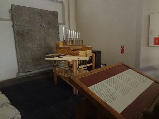 制作中のパイプオルガン。<br /><br />あまり詳しくお聞きできませんでしたが、リガは2次大戦中の繊細で大きな被害を受けていたようです。現在の姿に戻るまでの修復過程をうかがわせる展示が、随所に設けられていました。