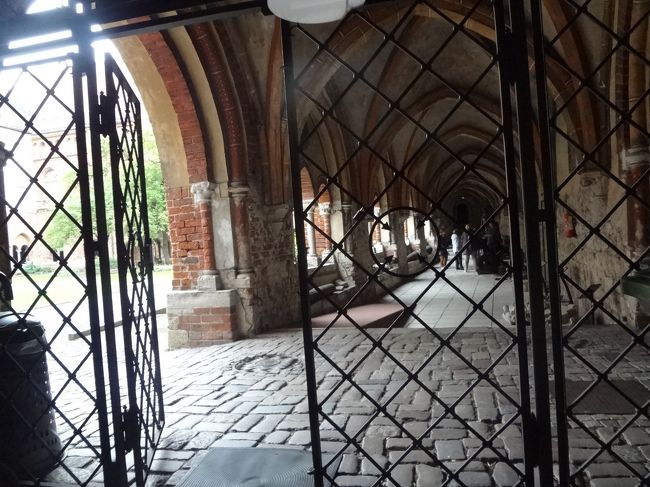 ほかの方がお手洗いに行っている間、ちょっと中庭をのぞいてみました。