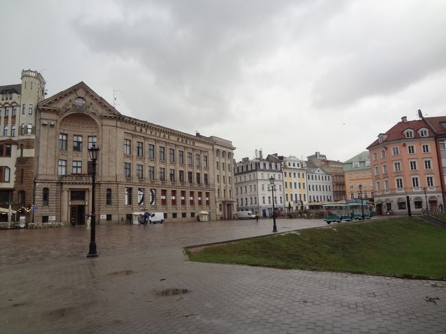 聖堂から出てきました。<br /><br />左寄りに見えているのが、ラトビアラジオ局。<br />東欧革命のときに占拠されたところです。