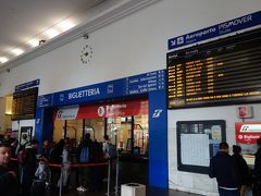 ピサ中央駅。リボルノ行きの列車をチェック。