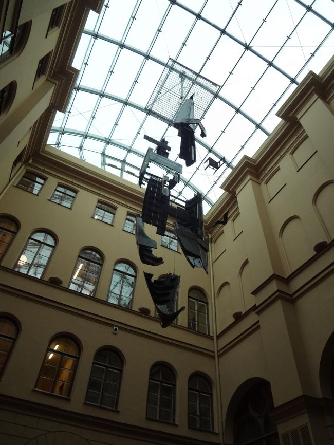 雨だったこともあり、証券取引所美術館の中を通り抜けました。<br />ゆっくり滞在できるなら、ひと時芸術に触れるのもいいかもしれませんね。