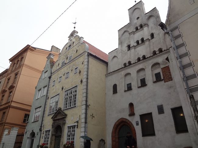 通り抜けた先には、かの三人兄弟が。<br /><br />ガイドさんの説明によれば、<br /><br />「太郎、次郎、花子」<br /><br />……って、末っ子は女の子だったのか……！？