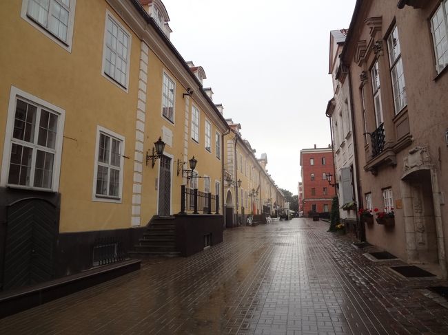 黄色い建物は昔の兵舎ですって。