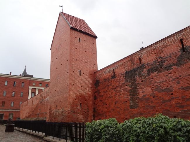 城壁が残っている場所。<br /><br />古い時代には要塞都市だったリガも、時代とともに商業都市へと変化していき、城壁はその役目を終えていきました。<br />とはいえ、城壁を壊すにはソヴィエトの許可が必要だったそうですよ。