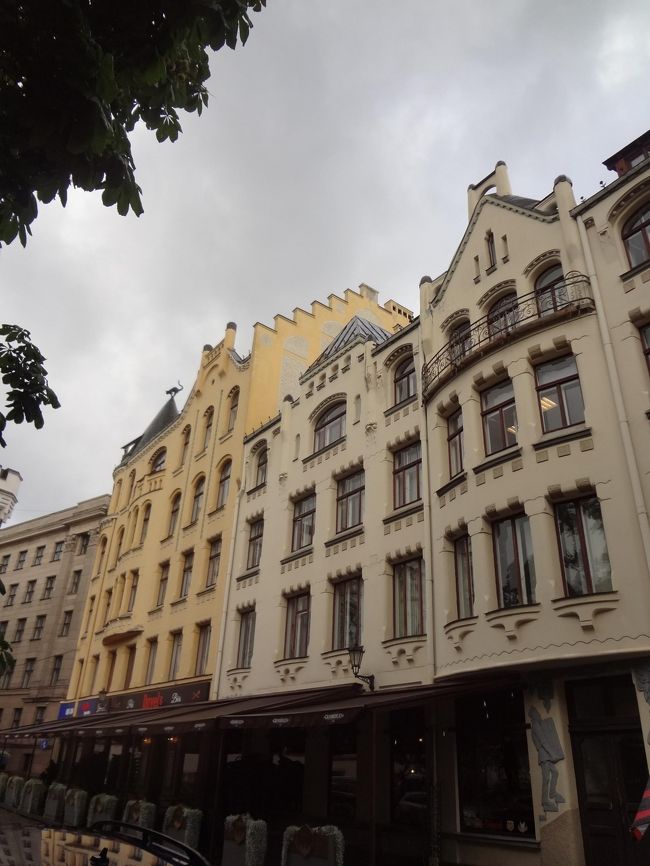 あれ、あの屋根の上に何かいる！