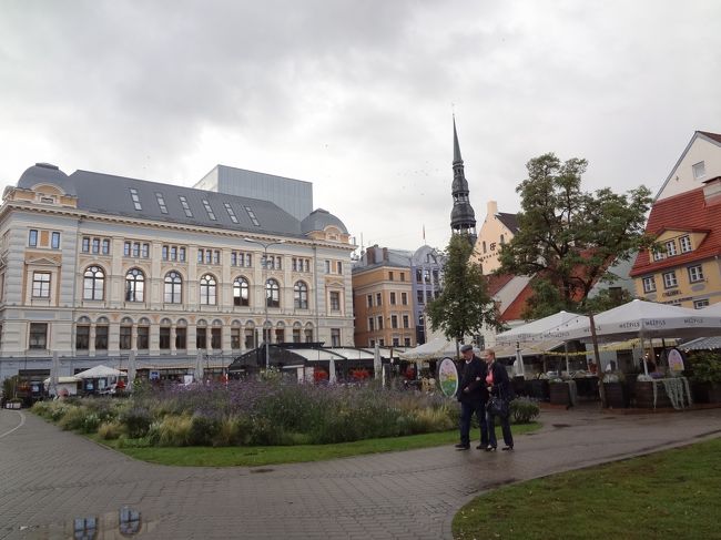 リーヴ広場。<br />角度を変えると全然違う場所に見えるから不思議。<br /><br />昔は、この辺りを川が流れていたそうですよ。<br />奥の水色の建物の幅が当時の川幅と同じなんですって。<br />よく見ると、波の形を模したものがそこかしこにありますので、ぜひ探してみてください。