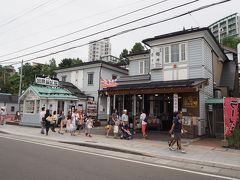 レトロ建築が並ぶ商店街。飲食店やお土産屋が軒を連ねている。やっぱり、海鮮をその場で網焼きにして食べられる夏がおすすめかな。