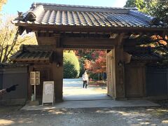 麻生大浦荘の門です。
