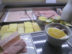 東京で積み込まれた機内食の朝食より
こちらのチーズ・ハムがそそられます