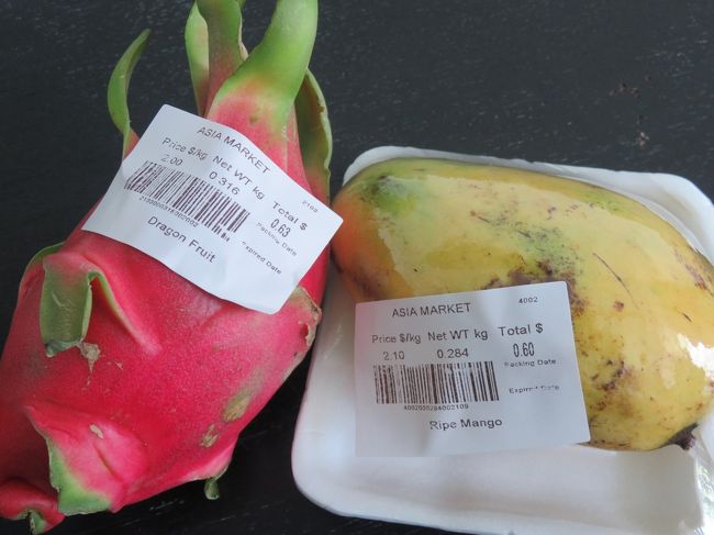 スーパーでフルーツを