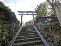 勝手神社に登る