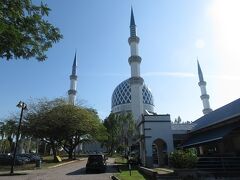 シャーハラム市内に到着後、スルタン サラフディン アブドゥル アジズ シャー モスク (ブルーモスク)まで歩きます。