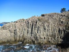 横を見ると断崖絶壁！写真右上の木の下に見えるかな。人。あれが人間の大きさです。