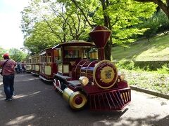 万博記念公園へ
こんな列車が走っているんですね
でも、ちょっと高いのでお目当ての国立民族学博物館へは歩いて