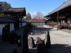 南庭には蓬莱、方丈、瀛洲（えいしゅう）、壺梁（こりょう）と仙人の住む島となる四仙島を表現した石組が配置。