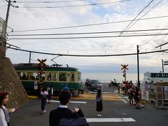 鎌倉高校前に到着し、踏切のところからパシャり。
スラムダンクでも有名なところですよね。
ここで自由時間とし、みんなで踏切や海岸の方を自由に散策。