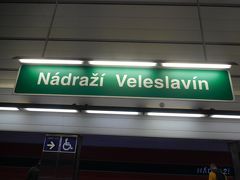 バスを終点で降りて地下鉄に乗り換える。バス停から地下鉄への移動も分かりやすい。チケットは時間内ならバスも地下鉄も乗ることができる。チェコの地名は難しい。