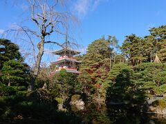 仙台駅からバスに乗って輪王寺へ。前回時間がなかったのでリベンジです。とても静かな、美しい庭園です。

冬支度がはじまっていて、職人さんが寒い中がんばってました。