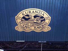 翌日はキュランダ観光です。
始発のケアンズセントラルステーションからキュランダ鉄道に乗って行きました。
事前の予約で座席をゴールドクラスにしたので、ゆったりしていてよかったです。
オットが固いシートに2時間座っているのは無理！というのもゴールドクラスにした理由の一つです。
