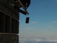 マンダラハットからキボ峰・マウェンジ峰を眺めながらホロンボハットに
この地はキリマンジャロ入山の一大基地　標高は３７２０ｍ
丁度トイレの新築工事中　雲海上の作業とは思えない程の手捌き