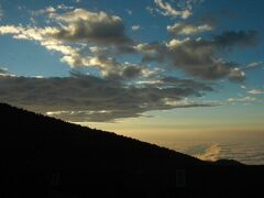 今日も天気は最高　雲海を眺めての恒例のラジオ体操
欧米人には　モーニングエクササイズ　として説明
無事キボハットに到着