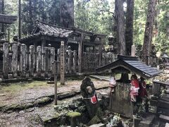 徳川家康の次男、秀康の石廟。あの世での住まいなのか、石造りの堅牢な建物です。