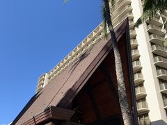 10/30 (水)  滞在2日目

ゆっくり寝て、朝のお散歩スタートです

普段はバタバタ過ごして居るので、目覚まし無く過ごせるバケーションHawaii
それだけでめちゃ贅沢

スタバに行こうかと？リーフ前まで行ってみる
いや、待てよ
やっぱりお隣にしましょうか～～
うふふ


