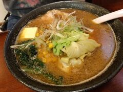 下田に到着したら小腹が空いたので
ダイエット中にもかかわらず
夜ラーメン。
焙煎ラーメン玄
お祭り推しの店内でいただくラーメンは
美味しいな。