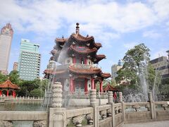 続いて総統府の隣の二二八和平公園へ。
中華風の立派な噴水がありました。