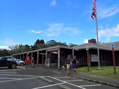 キラウェアまで約2時間、車を走らせ
ビジターセンターに到着
ハワイ火山国立公園へは入園料当時＄25
今は＄30で、一週間有効です