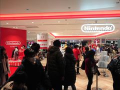 東京・渋谷『渋谷PARCO（渋谷パルコ）』6F

【Nintendo TOKYO（ニンテンドートウキョウ）】の写真。

行列ができています。人気ですね。6階は【ポケモンセンターシブヤ】
などもあり、活気のあるフロアです。

「Nintendo TOKYO」は、国内初となる任天堂の直営オフィシャル
ショップです。 ゲーム機本体やソフト、キャラクターグッズなどの
販売に加えて、イベントやゲーム体験会も開催予定。
どなたにでもお楽しみいただける、任天堂の情報発信の新たな拠点として
オープンします。
