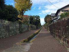 さらに歩いて、武家屋敷の通りへ。ここは観光としての武家屋敷と民家が混ざって並んでいます。