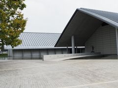 佐川美術館に到着しました！
かっこいい建物！