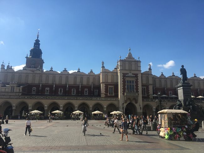 歩いてクラクフ旧市街に来ました。