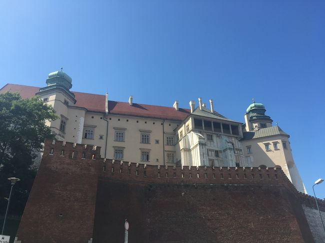 まずは歩いてヴァヴェル城へ。