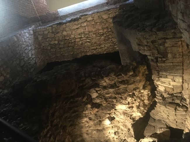 地下の遺構を見られます。